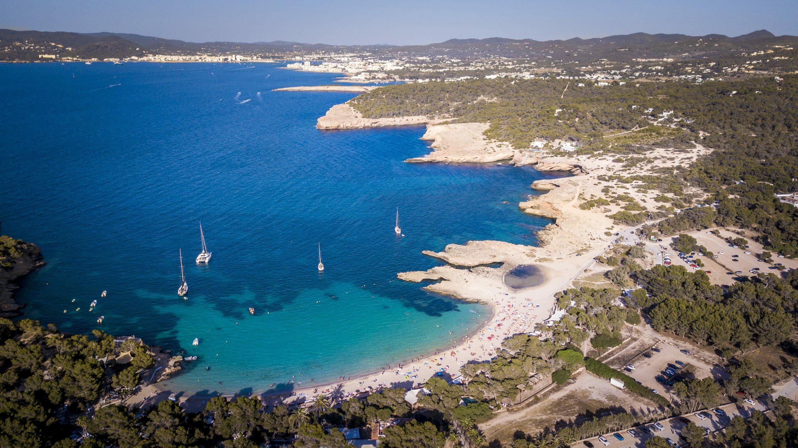 Luchtfoto van Cala Bassa in Sant Josep de sa Talaia, Ibiza, met zeilboten en een zandstrand