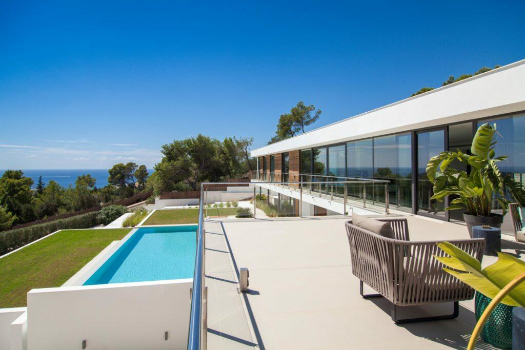 Eigentijdse designervilla met uitzicht op zee in Es Cubells Ibiza