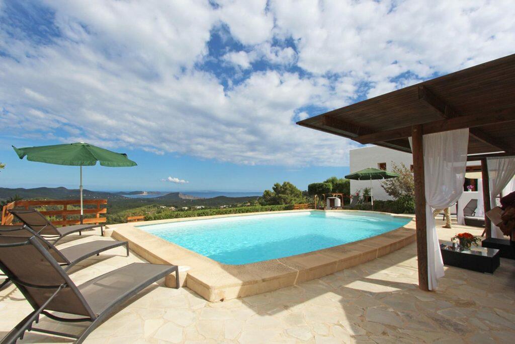 Authentieke Ibizan finca gerenoveerd met een prachtig uitzicht op zee en huurlicentie in Es Cubells