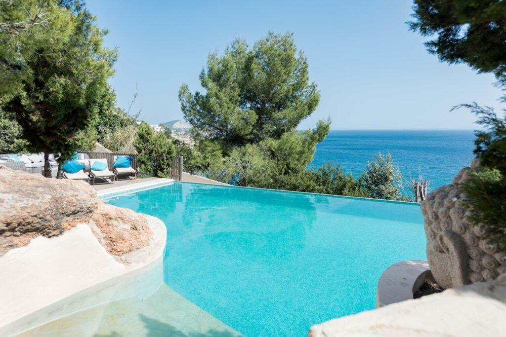 Prachtige vakantievilla in Es Cubells, boven de zee