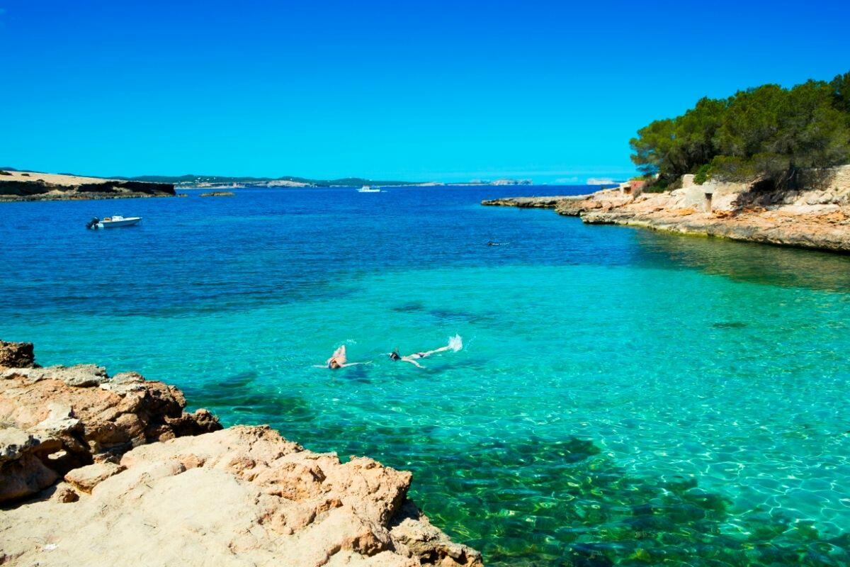 Ibiza zomer 2021: Cala Gracioneta strand op het eiland Ibiza, Spanje