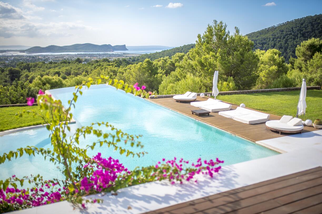 Mediterrane tuin en villa met zeezicht op Ibiza