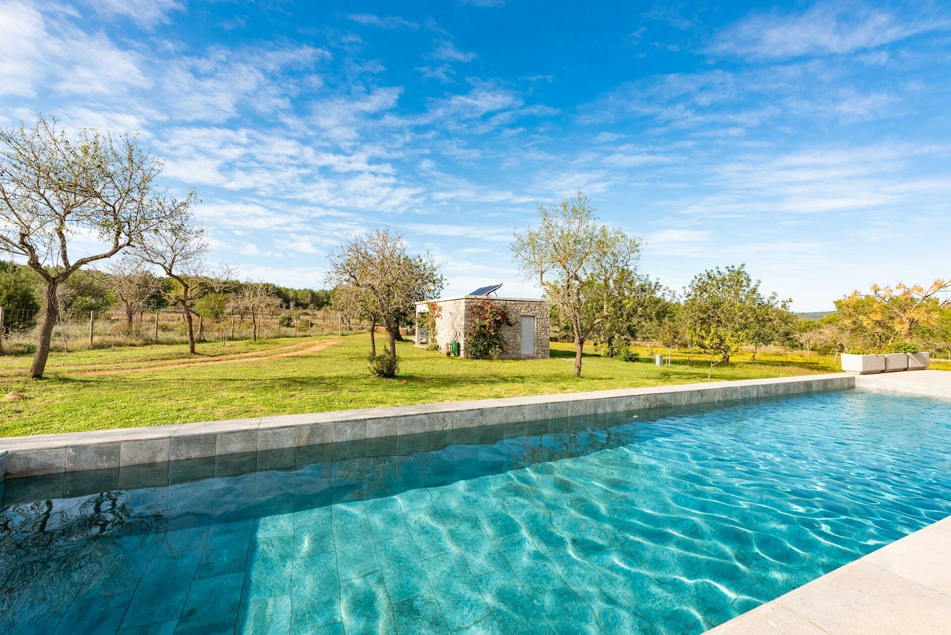 Ibiza villa met zonnepanelen geïnstalleerd op het dak