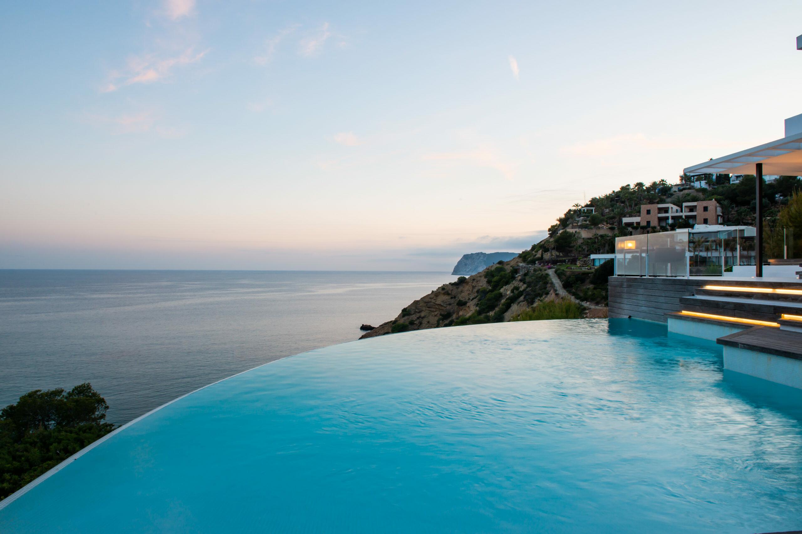 Exclusieve villa en luxe woning op Ibiza met overloopzwembad en zeezicht