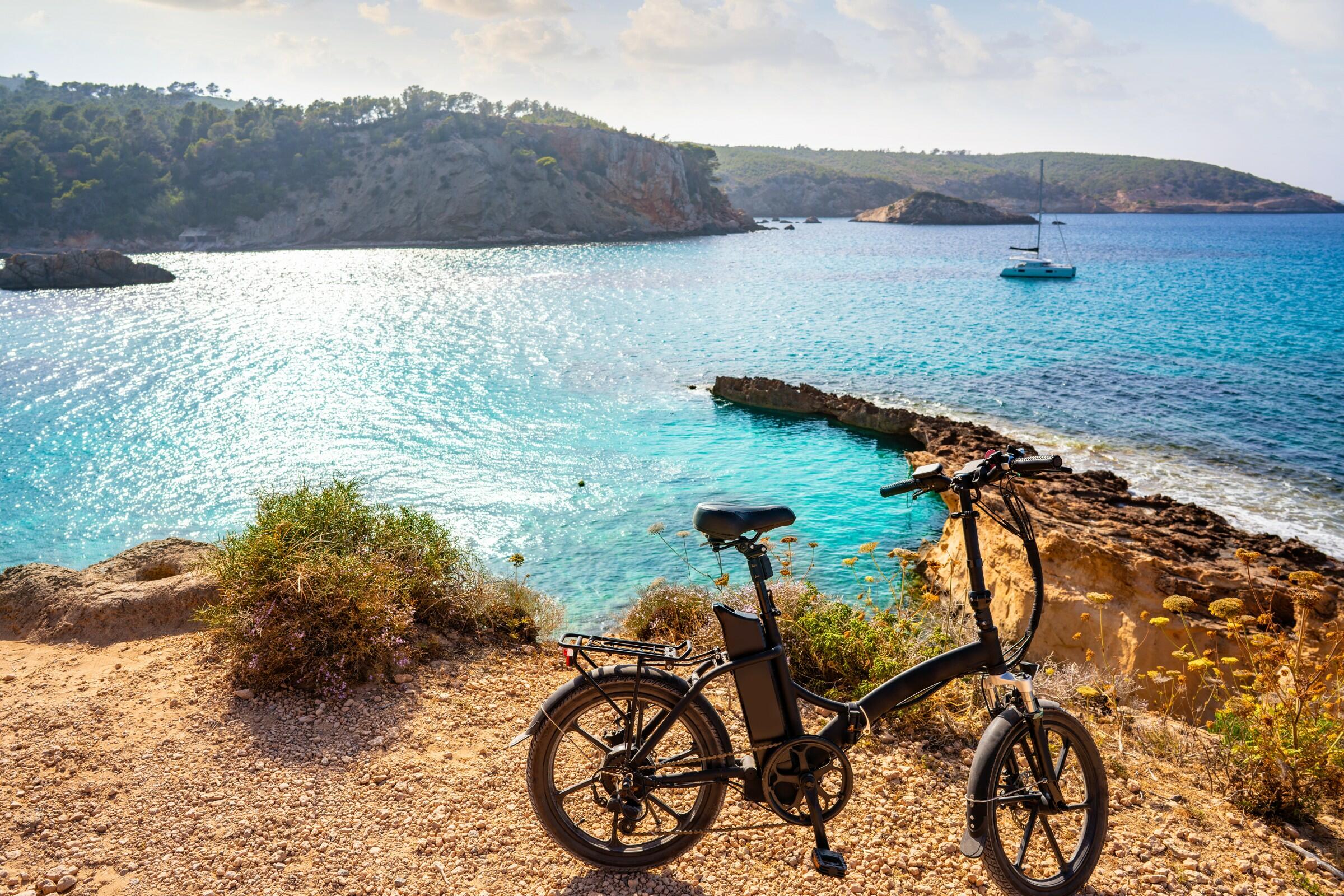 Ontdek Ibiza's natuurlijke schoonheid met Prestige Properties. Vind villa's die perfect zijn voor buitenactiviteiten, ontspanning en het hervinden van contact met de natuur.