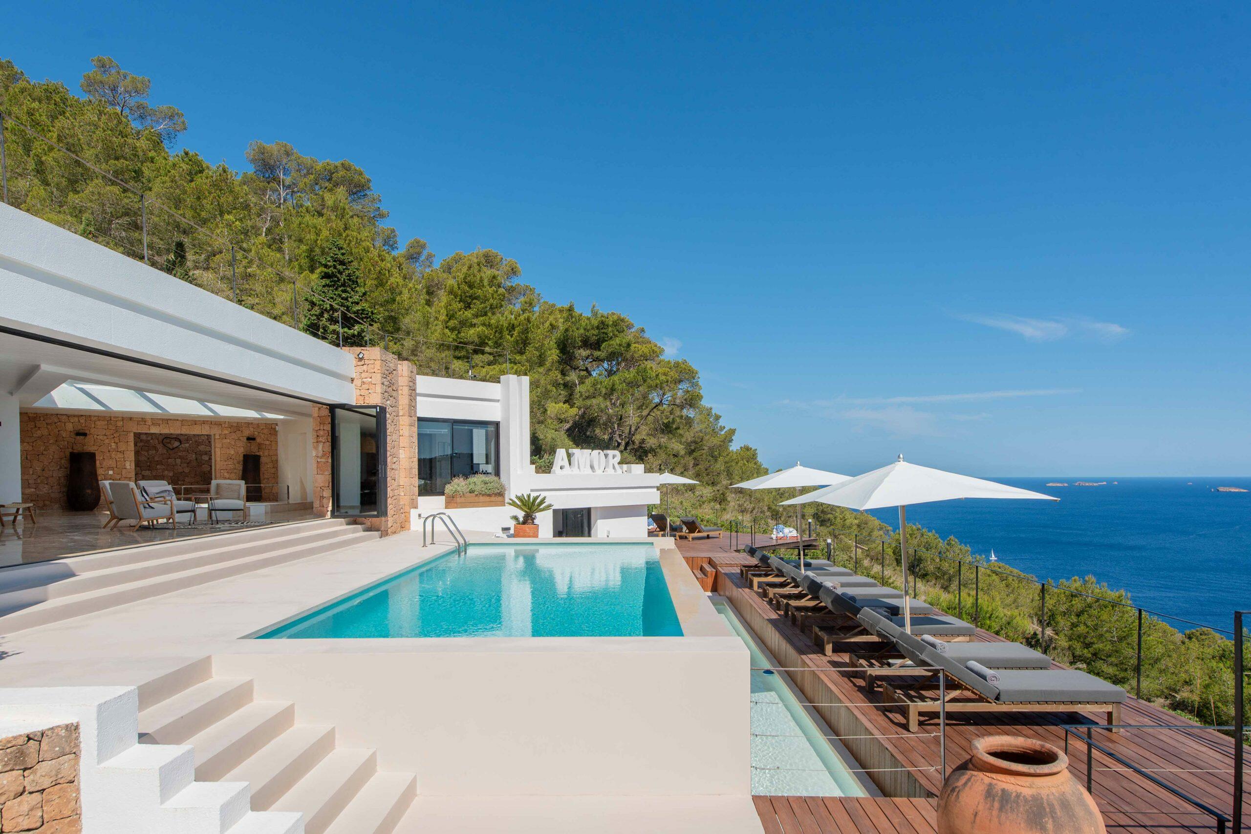 Villa op Ibiza met een zwembad, zonneterras en uitzicht op de Middellandse Zee.