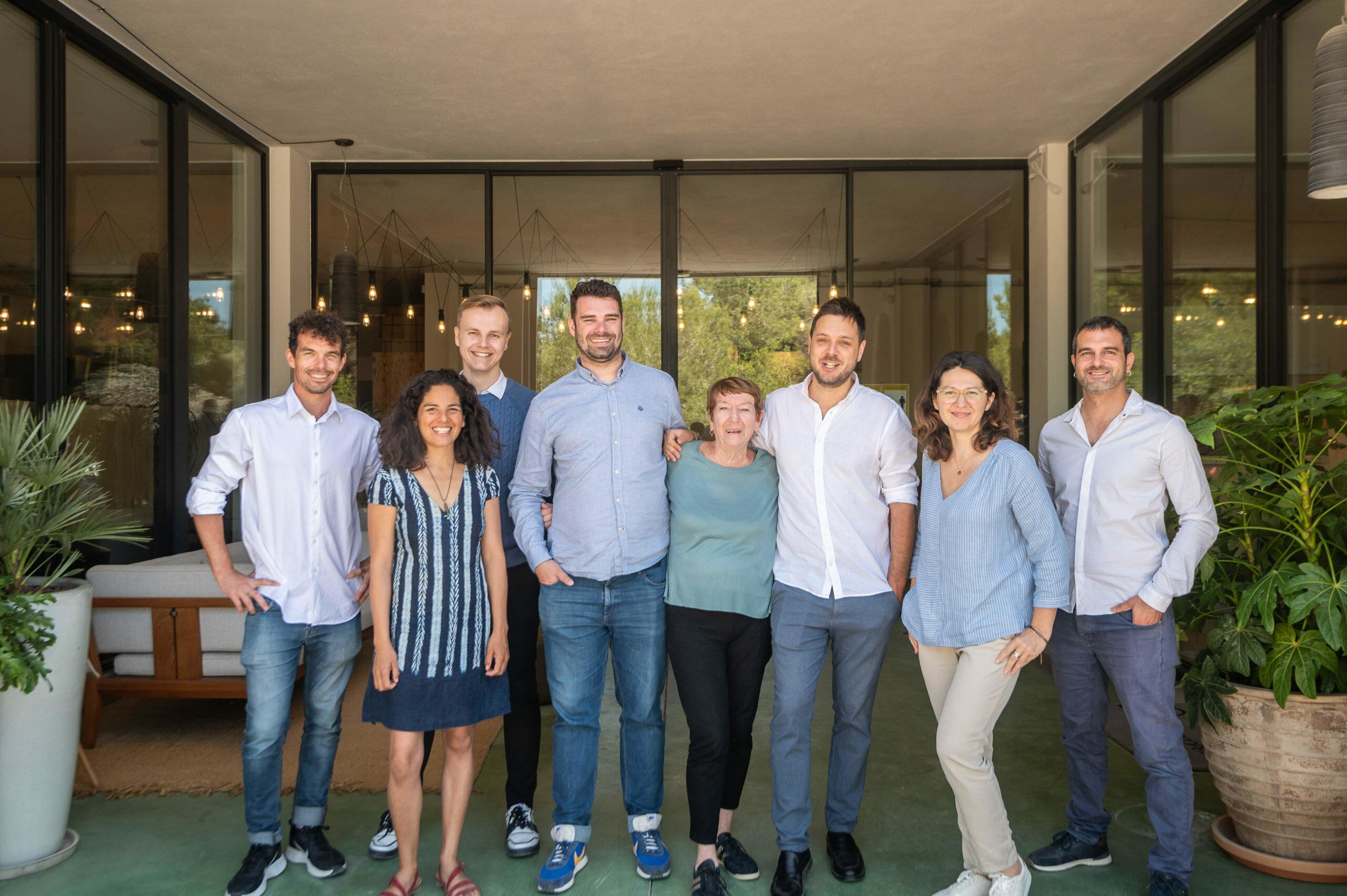 Victor met het Prestige Rental and Concierge Team, waaronder Pascale's kinderen Marie en Gabriel Dufournier.