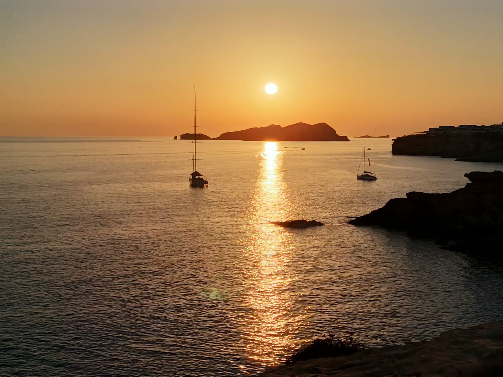 Privébootcharter op helderblauw water bij Ibiza