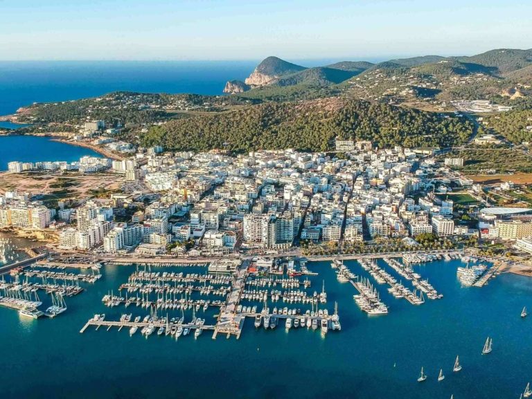 Op zoek naar een Villa in San Antonio (Ibiza) in 2025?