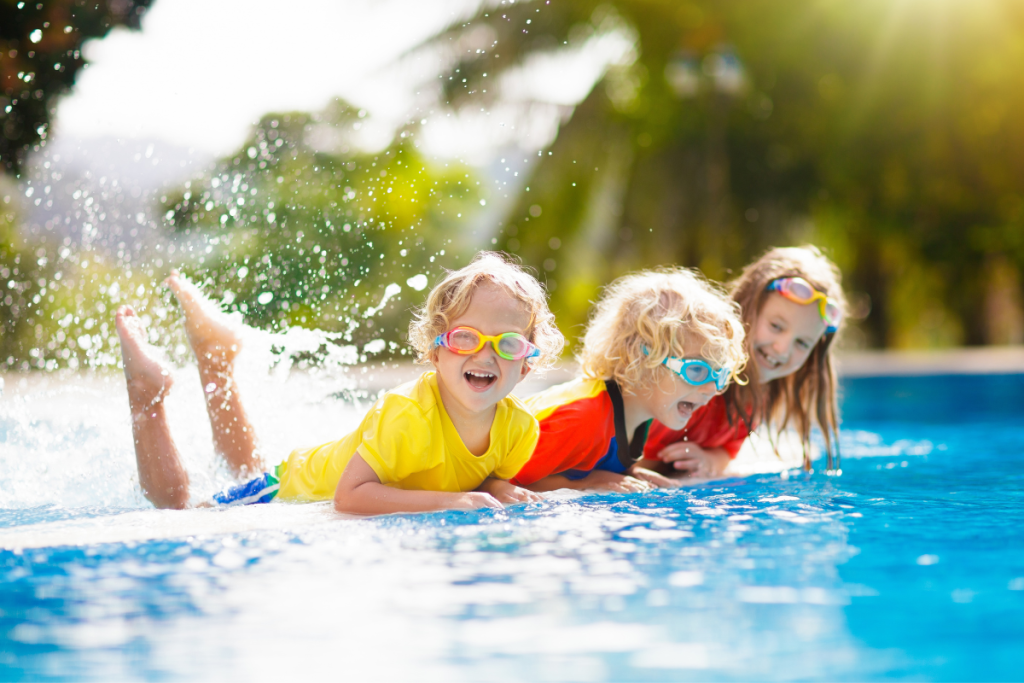 Gezin genietend van een verblijf in een zomervilla op Ibiza